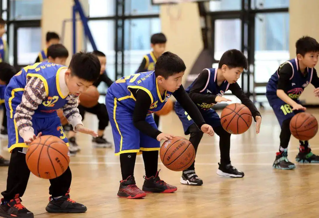 为什么篮球青训营能提升孩子的综合能力?